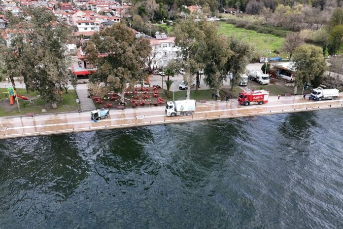Köyceğiz2de taşkın sonrası Muğla Büyükşehir Belediyesi ekipleri bölgede temizlik çalışmalarını sürdürüyor.